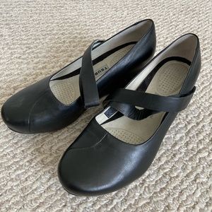 Tsubo black leather Mary Jane wedges size 8